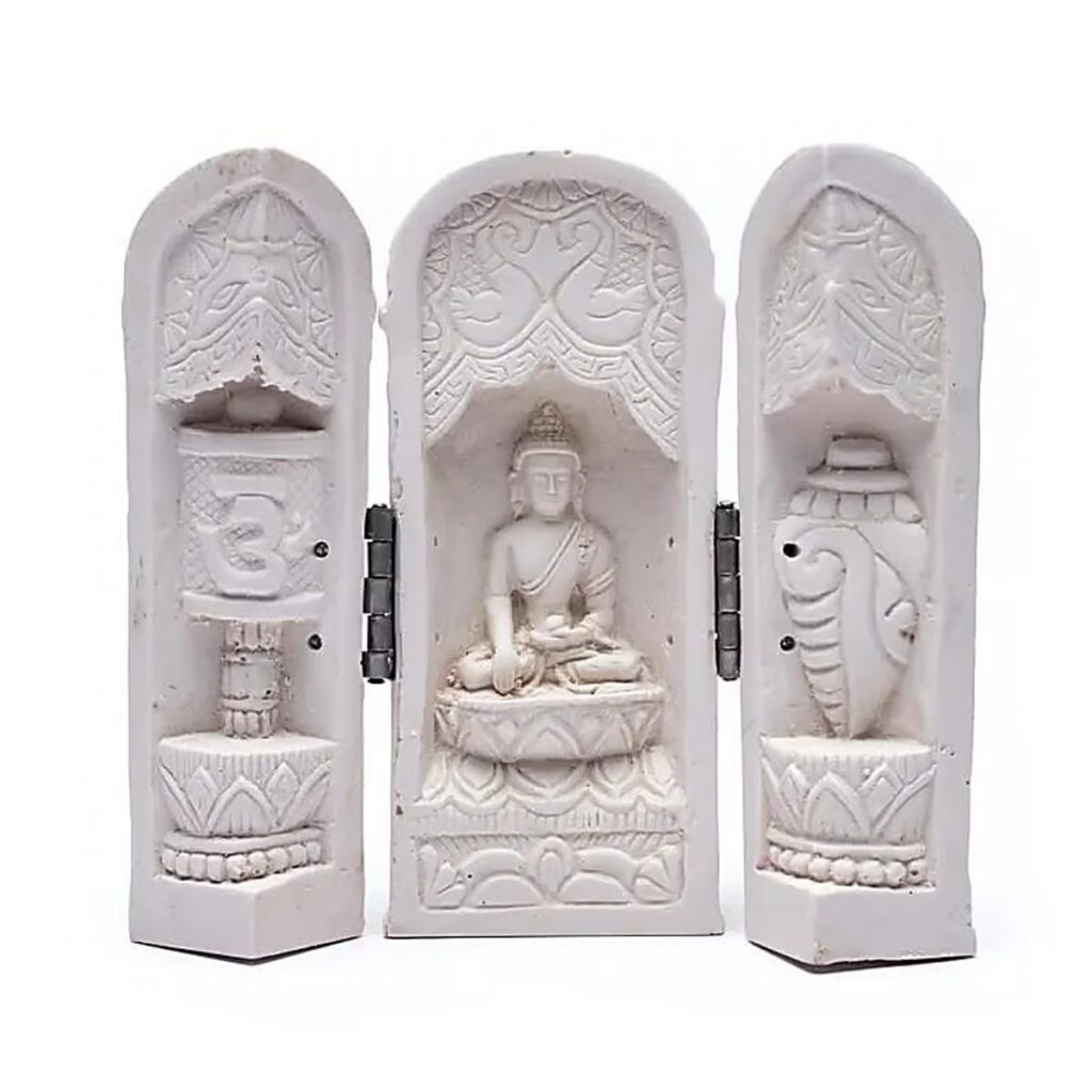 Buddha v bílém triptychu - soška feng shui
