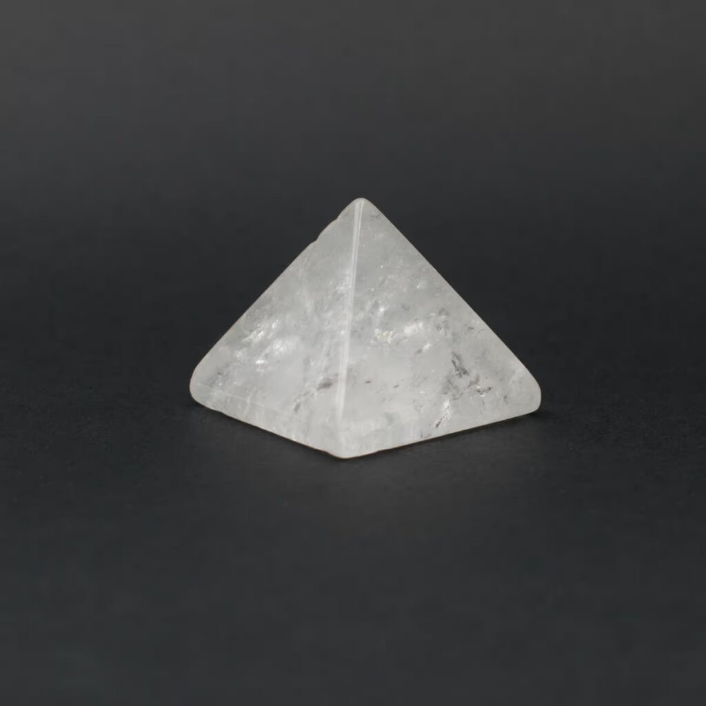 Křišťál - pyramida - tromlovaný kámen