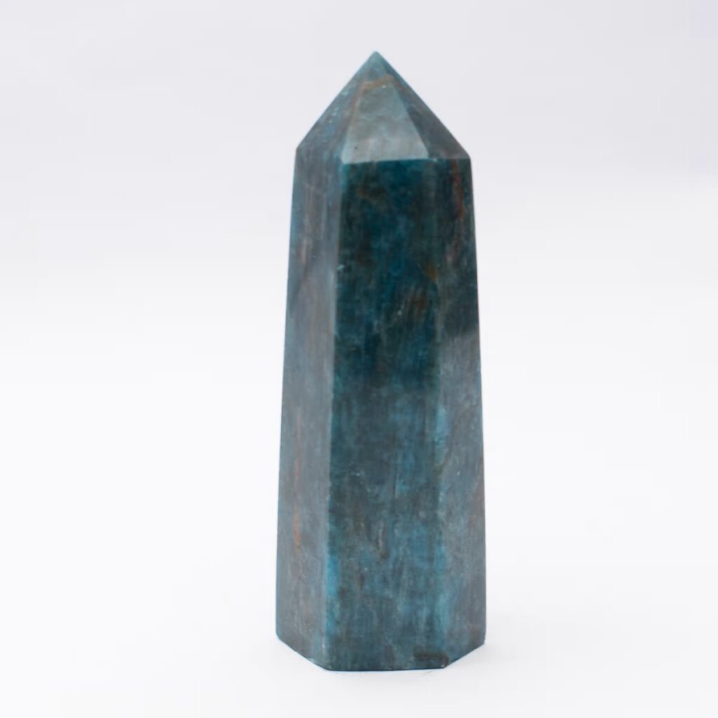 Apatit - obelisk - tromlovaný kámen APO11