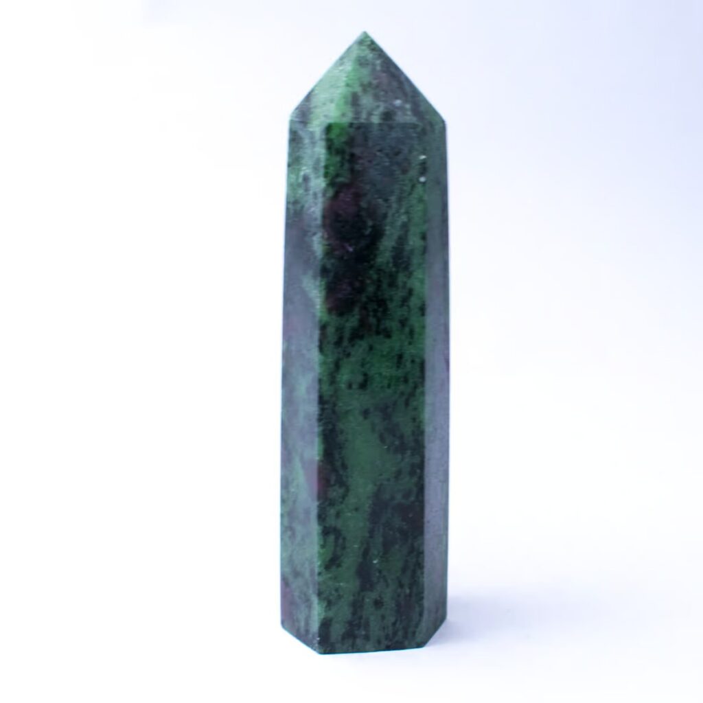 Rubín v zoisitu - obelisk - tromlovaný kámen RZ10