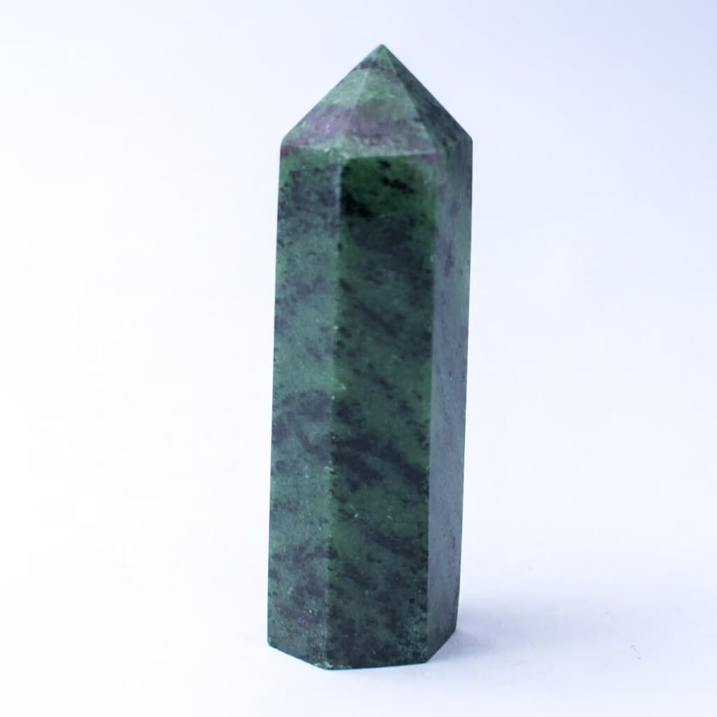 Rubín v zoisitu - obelisk - tromlovaný kámen RZ13