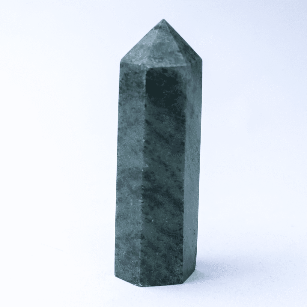 Rubín v zoisitu - obelisk - tromlovaný kámen RZ13