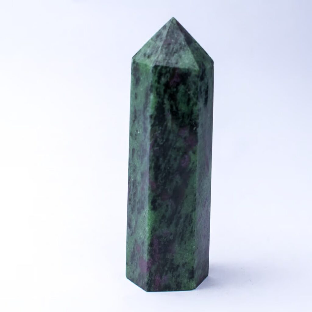 Rubín v zoisitu - obelisk - tromlovaný kámen RZ14