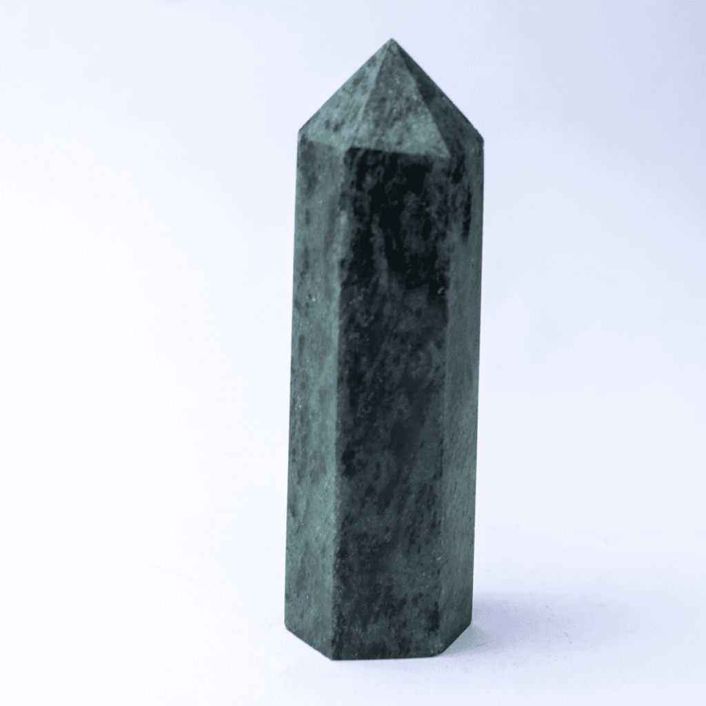 Rubín v zoisitu - obelisk - tromlovaný kámen RZ14