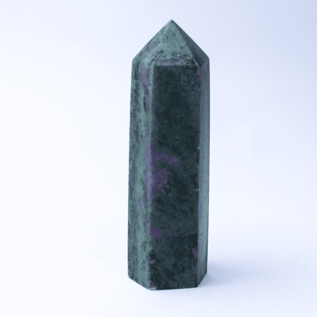 Rubín v zoisitu - obelisk - tromlovaný kámen RZ15