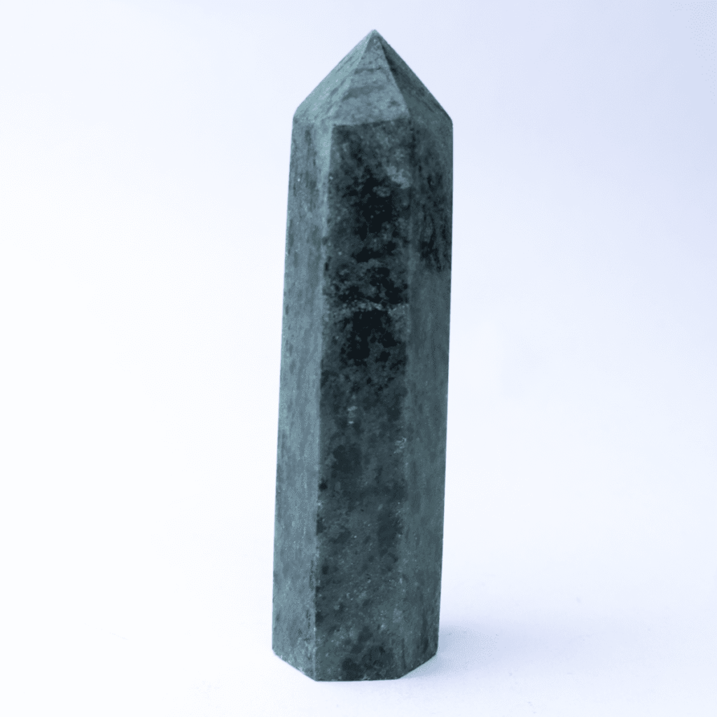 Rubín v zoisitu - obelisk - tromlovaný kámen RZ8