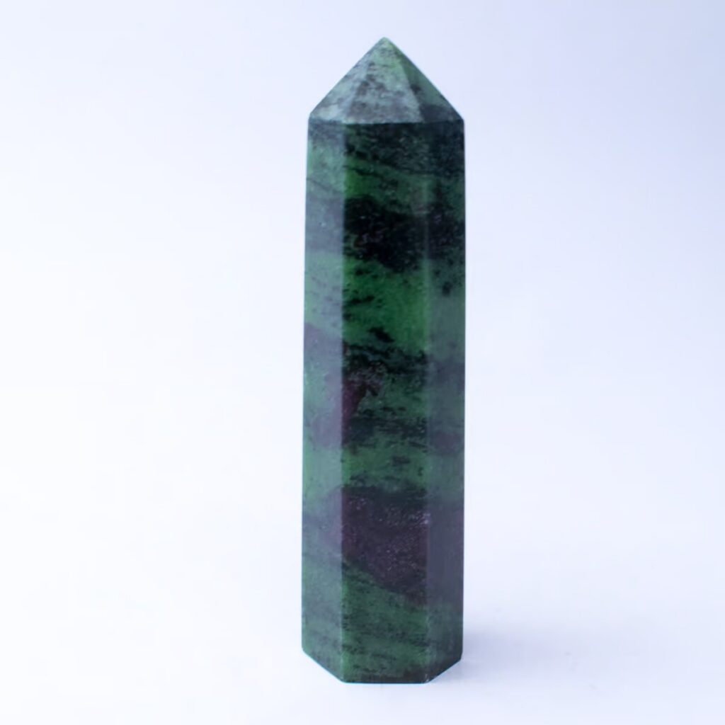 Rubín v zoisitu - obelisk - tromlovaný kámen RZ9