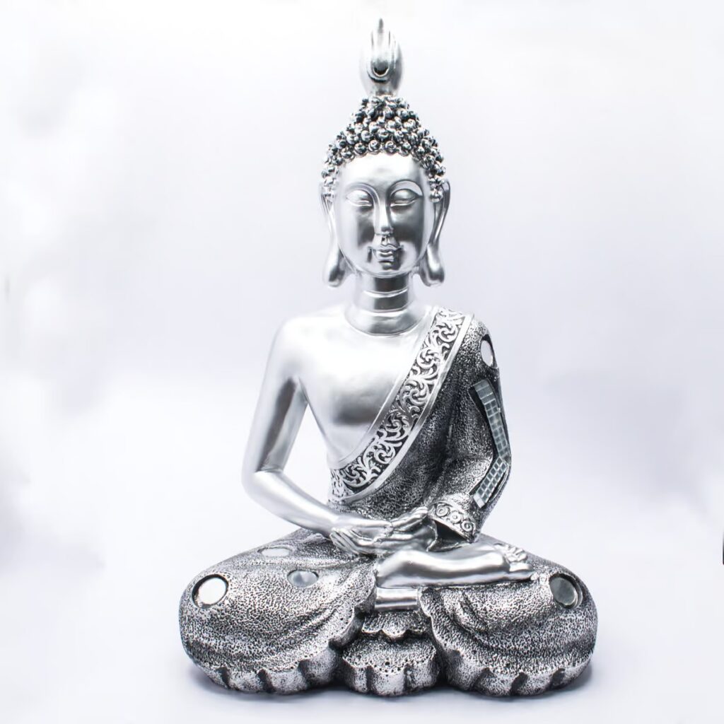 Buddha meditující - socha Feng shui - stříbrná barva