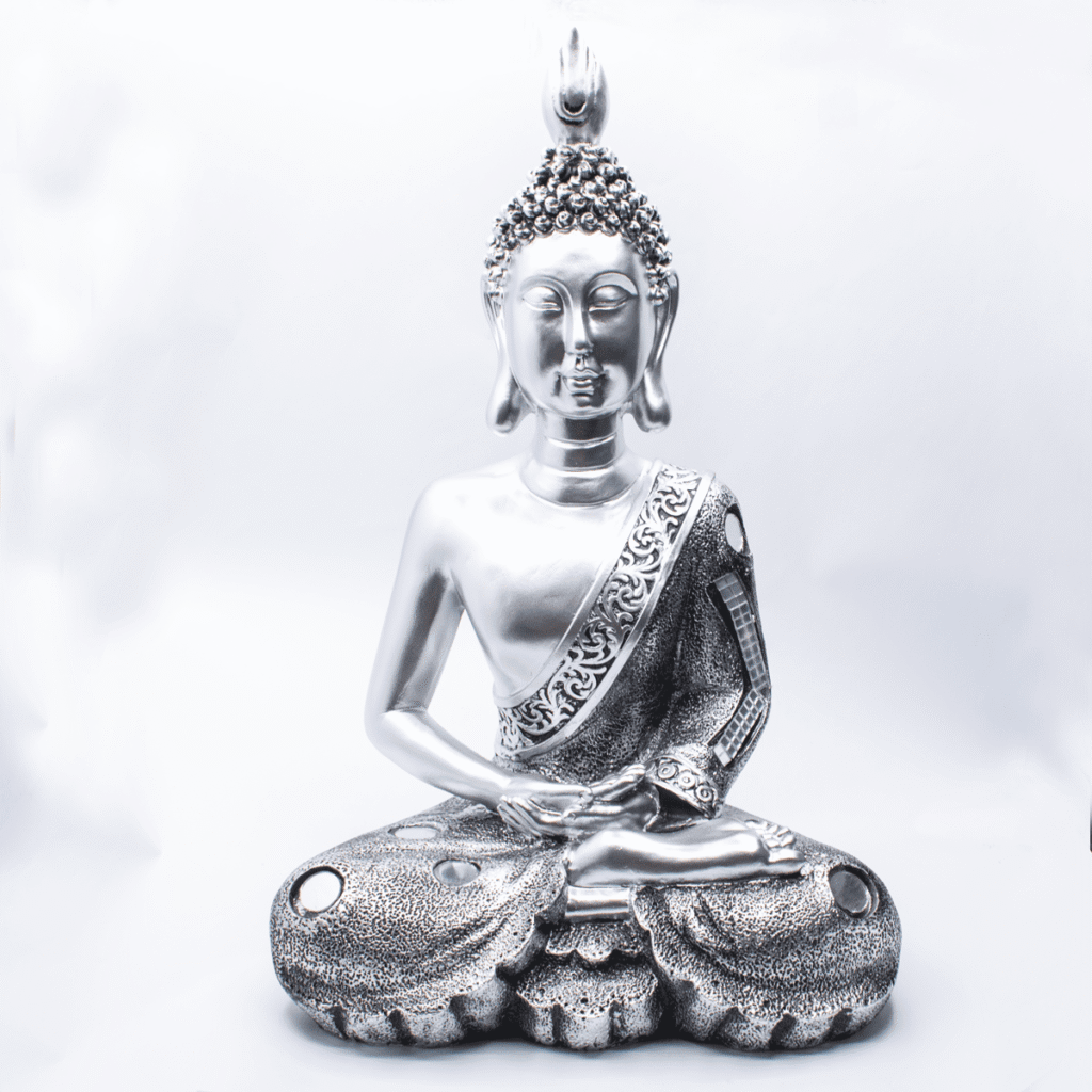 Buddha meditující - socha Feng shui - stříbrná barva
