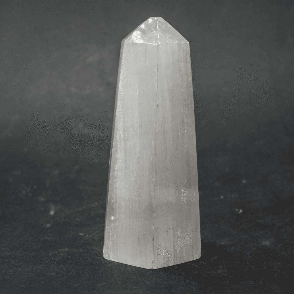 Selenit bílý - obelisk - tromlovaný kámen