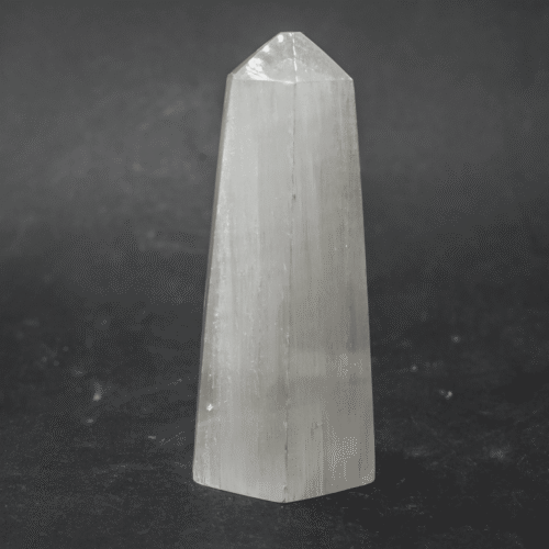 Selenit bílý - obelisk - tromlovaný kámen
