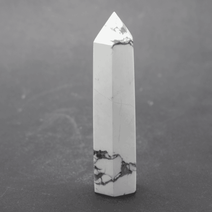 Magnezit - obelisk - tromlovaný kámen MB9