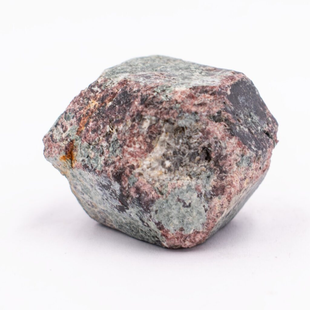 Almandin (Granát) v pyroxenitu - krystal ALM1