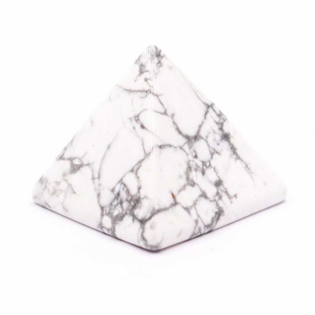 Magnezit - pyramida - tromlovaný kámen