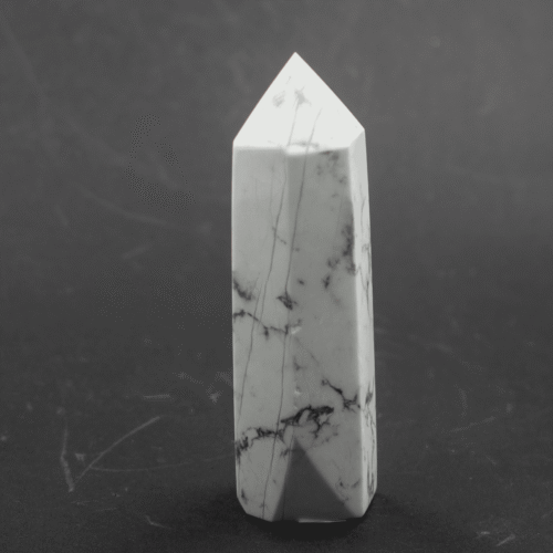 Magnezit - obelisk - tromlovaný kámen MB10