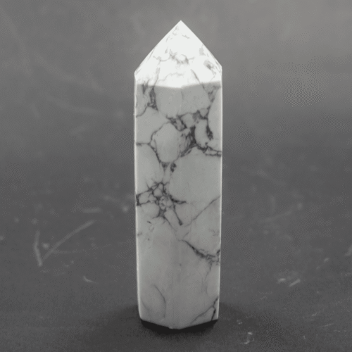 Magnezit - obelisk - tromlovaný kámen MB11