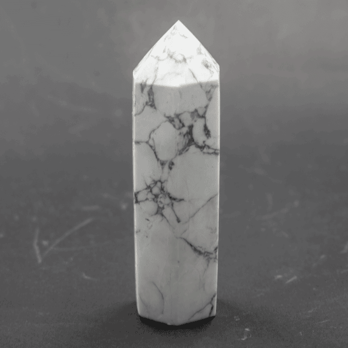 Magnezit - obelisk - tromlovaný kámen MB11