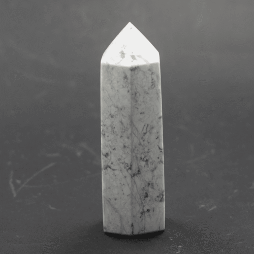 Magnezit - obelisk - tromlovaný kámen MB12