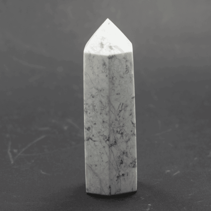 Magnezit - obelisk - tromlovaný kámen MB12