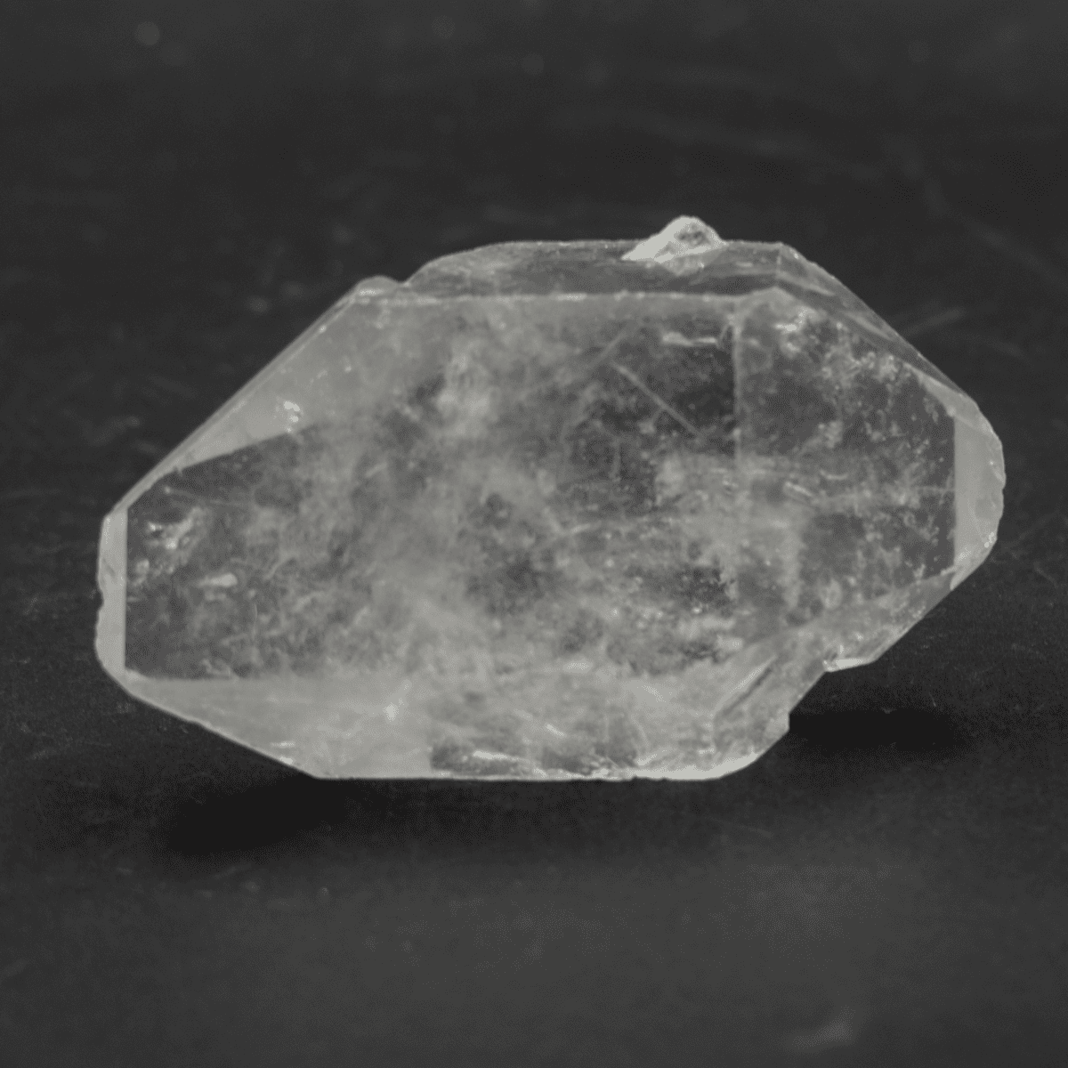 Křišťál - hrot - surový kámen K416