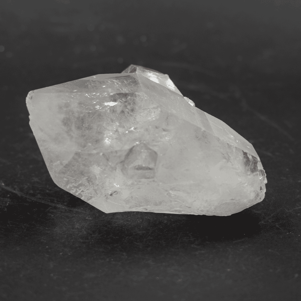 Křišťál - hrot - surový kámen K417