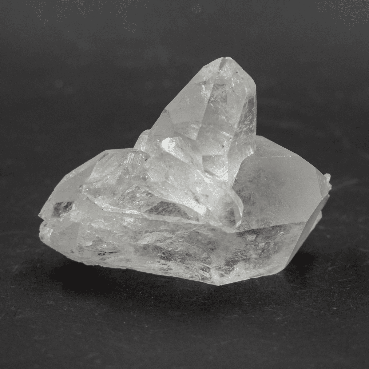 Křišťál - hrot - surový kámen K417